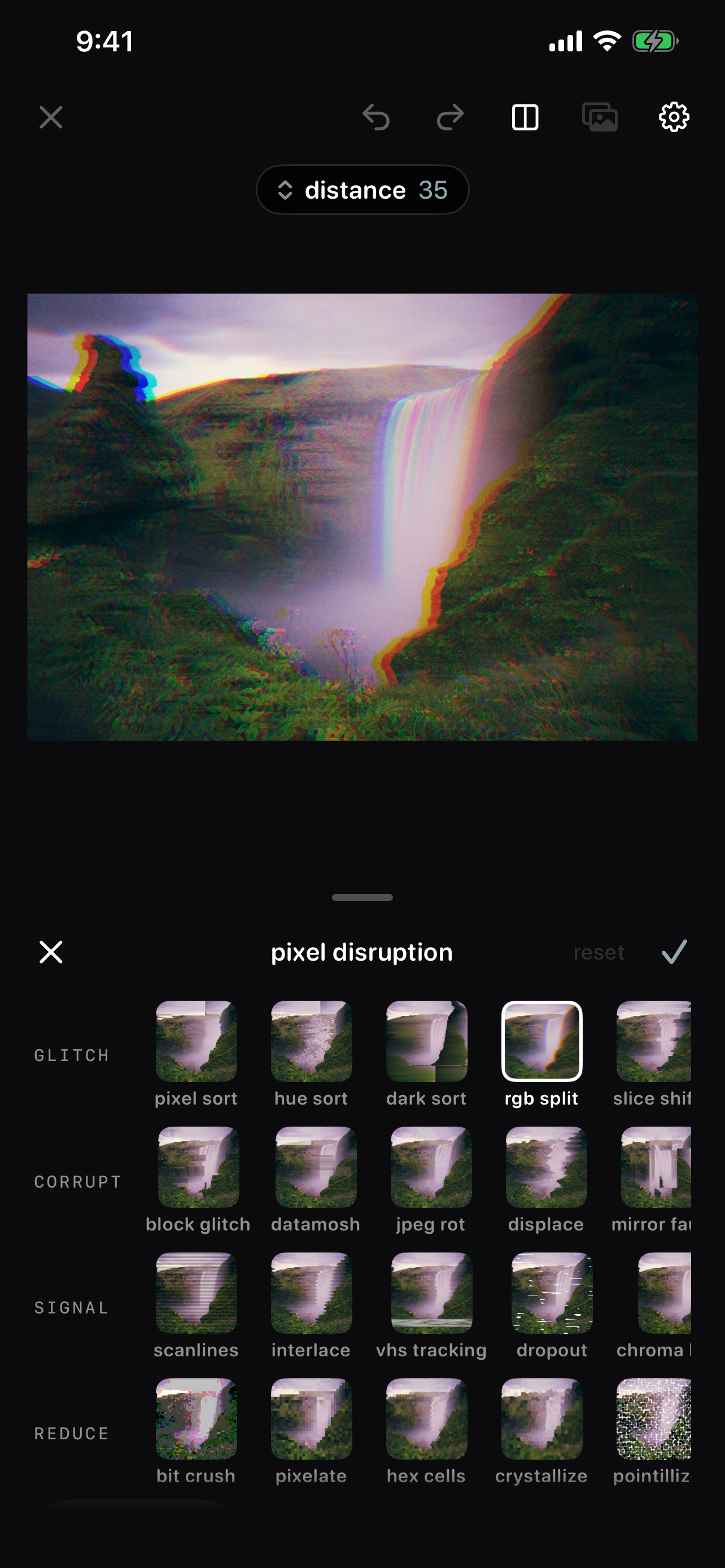 Graded RGB split glitch effect